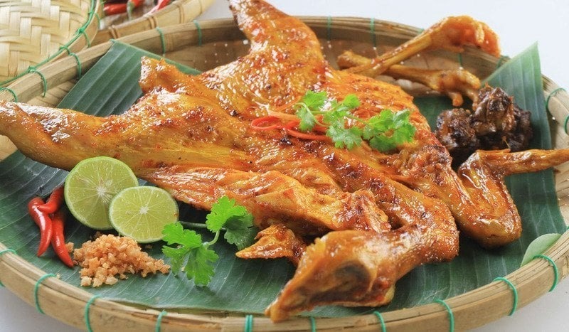 Gà tại các quán “gà chỉ” ở Quy Nhơn thường là gà ta, được nuôi thả tự nhiên, nên thịt săn chắc, ngọt thơm.