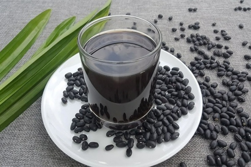 Nước đậu đen rang nên uống trong bữa sáng hoặc trước bữa ăn. Ảnh minh họa