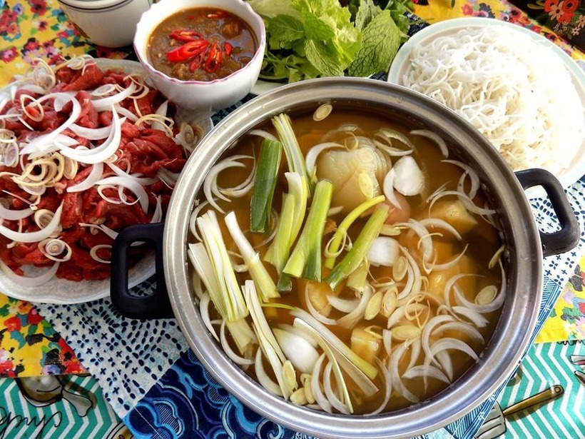 Lẩu bò nhúng dấm là món ăn mang hương vị độc đáo.
