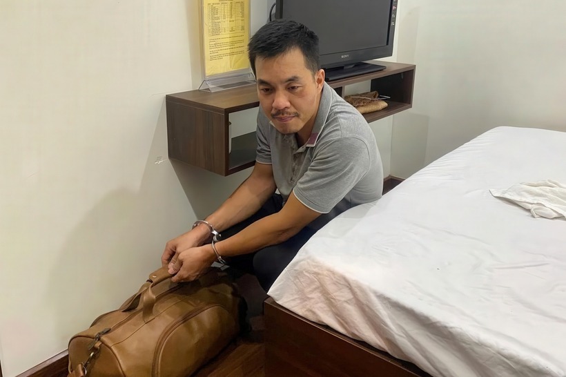 Đối tượng Đinh Xuân Quang cùng tang vật bị bắt giữ. Ảnh: VietNamNet