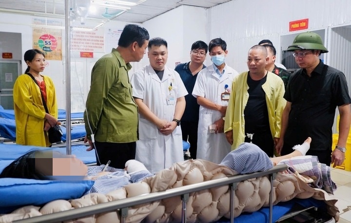 Một trong những nạn nhân trong vụ sạt lở ở Hà Giang đang được điều trị tại BV ĐK huyện Bắc Quang. Ảnh: VTC News