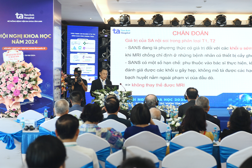 PGS Triệu Triều Dương báo cáo về điều trị ung thư trực tràng.