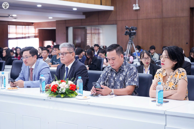Ban tổ chức và khách mời trong trận chung kết FDI MOOD 2024
