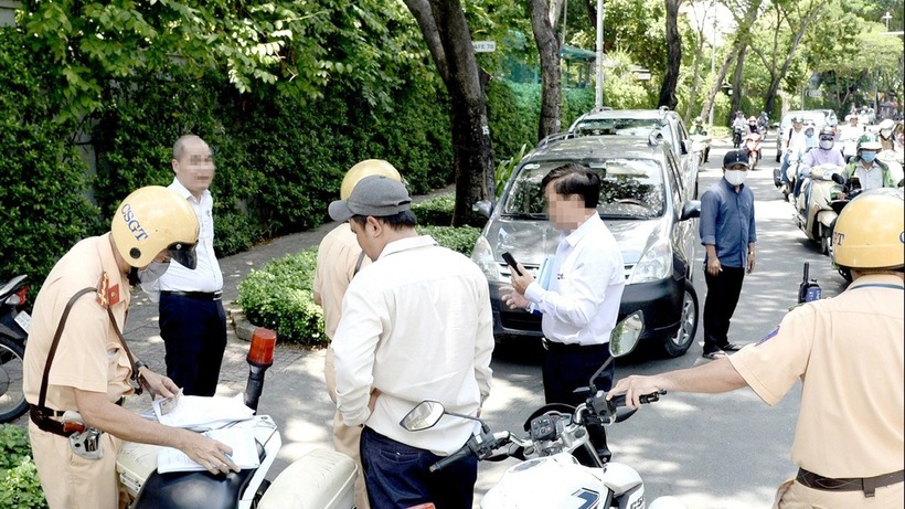 Bộ Công an đề xuất giảm tiền phạt vi phạm nồng độ cồn, áp dụng trừ điểm BLX. Ảnh minh họa: Báo Tuổi trẻ.