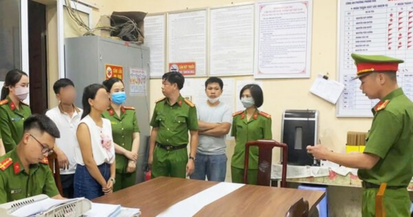 Công an Thành phố Bắc Ninh thực hiện Lệnh bắt người bị giữ trong trường hợp khẩn cấp đối với Nguyễn Thị T. (Ảnh: Cổng TTĐT Bắc Ninh)