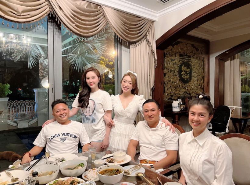 Khu vực phòng bếp cũng vô cùng sang trọng, bắt mắt.