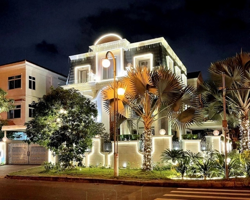 Căn biệt thực rực rỡ với hệ thống đèn lắp bao quanh nhà khi về đêm.