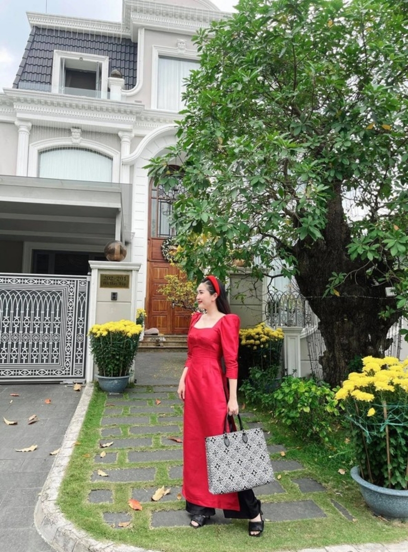 Căn nhà có màu trắng - xám làm chủ đạo, diện tích rộng rãi, bao phủ bởi nhiều cây xanh.