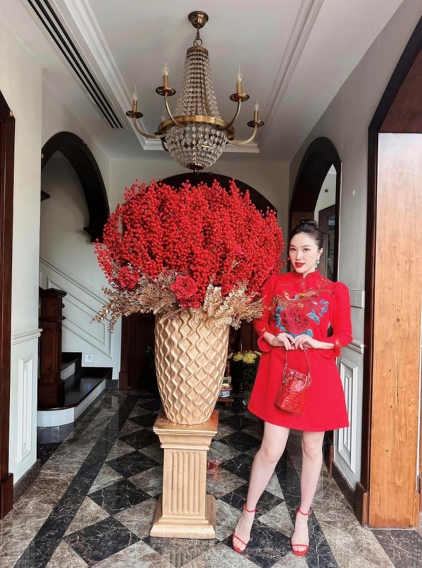 Nội thất phía trong căn biệt thự khá trang nhã, sang trọng, được Bảo Thy trang hoàng bắt mắt mỗi dịp lễ, Tết...