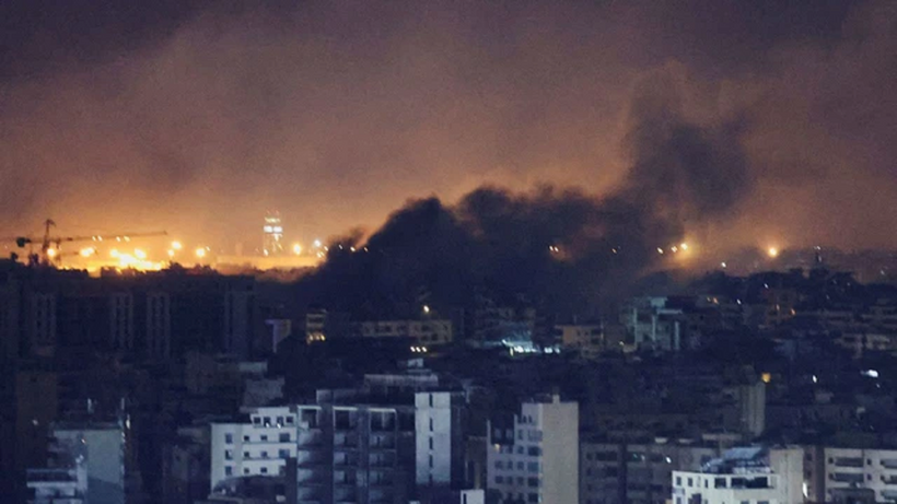 Khói bốc lên ở vùng ngoại ô phía nam Beirut sau một cuộc không kích, nhìn từ Sin El Fil, Lebanon, ngày 1/10. Ảnh: Reuters