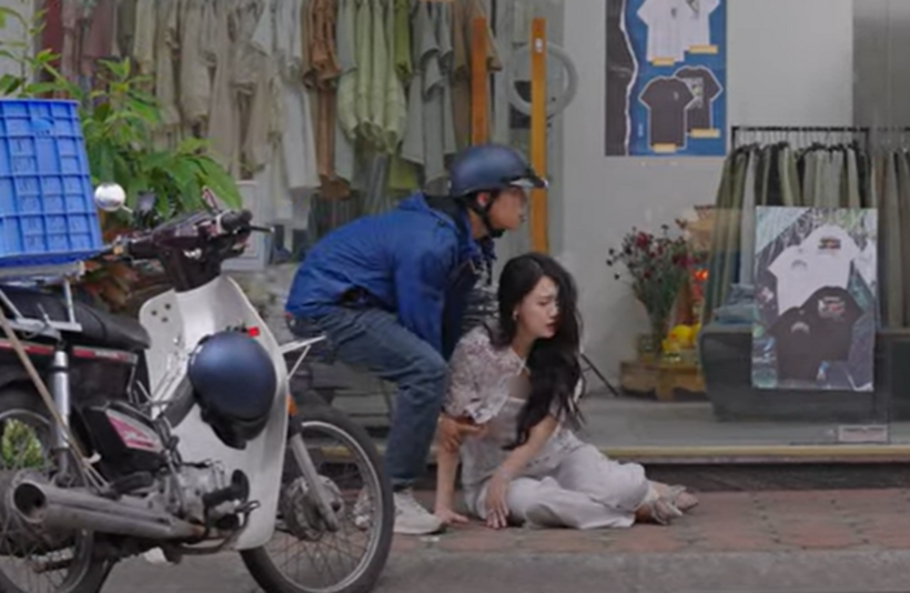Chải vội vàng chạy đến đỡ cô gái.