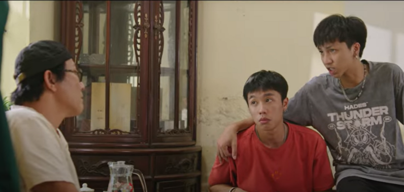 Ông Chiểu dặn dò Tả và Chải phải biết chăm sóc, bảo ban nhau.