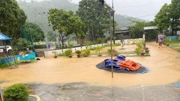 Huyện Bắc Hà (Lào Cai) xuất hiện mưa lớn kéo dài, nguy cơ sạt lở đất vào lớp học. Ảnh: Báo Tiền phong.