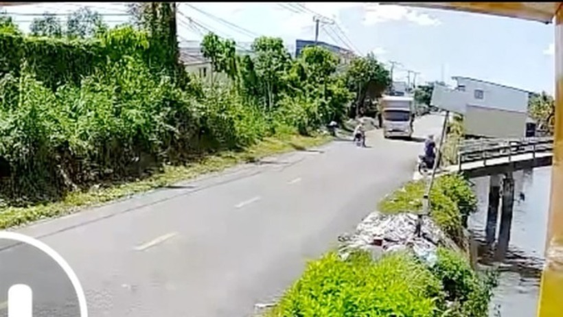 Camera an ninh ghi lại hiện trường vụ tai nạn khiến nữ sinh bị mất 2 chân. Ảnh: Thanh Niên