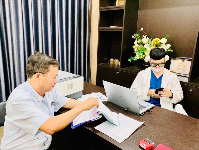 Ông Chiến tỏ thái độ bất hợp tác, không xuất trình căn cước công dân và các giấy tờ hoạt động hành nghề theo quy định. Ảnh: Báo Gia Lai.