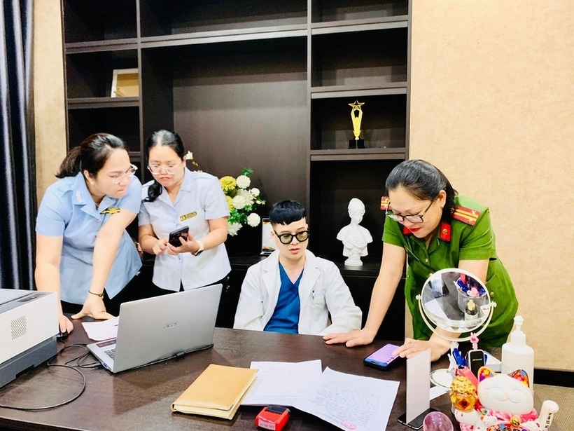 Đoàn kiểm tra tiến hành lập biên bản kiểm tra yêu cầu cơ sở chấm dứt ngay hành vi vi phạm. Ảnh: Báo Gia Lai.