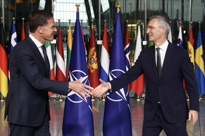 Ông Stoltenberg (phải), cựu Thủ tướng Na Uy, bắt tay cùng tân lãnh đạo NATO, khép lại hành trình lãnh đạo liên minh NATO sau một thập niên đầy biến động. Ảnh: Reuters