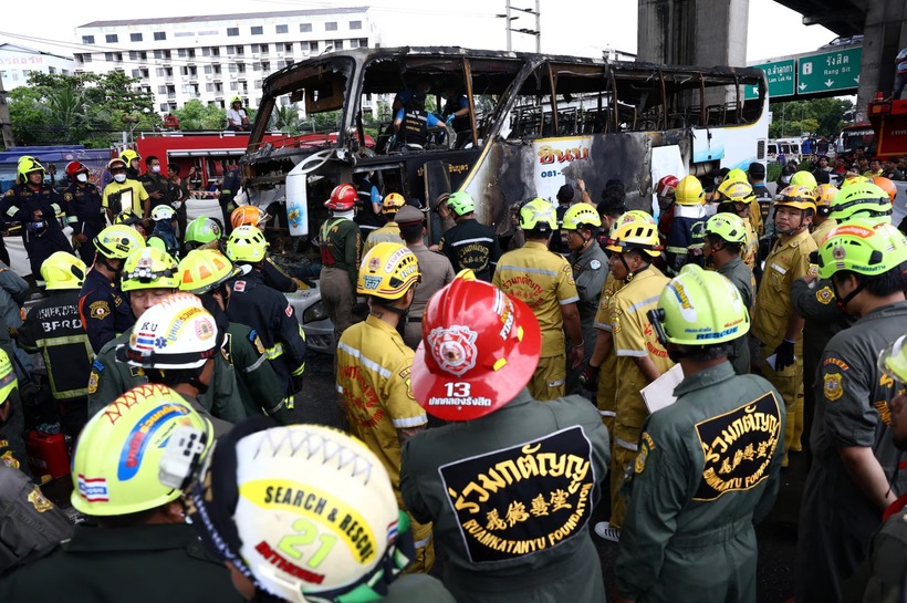 Chiếc xe chở học sinh bị cháy rụi, trơ khung. Ảnh: Reuters/Báo Giao thông