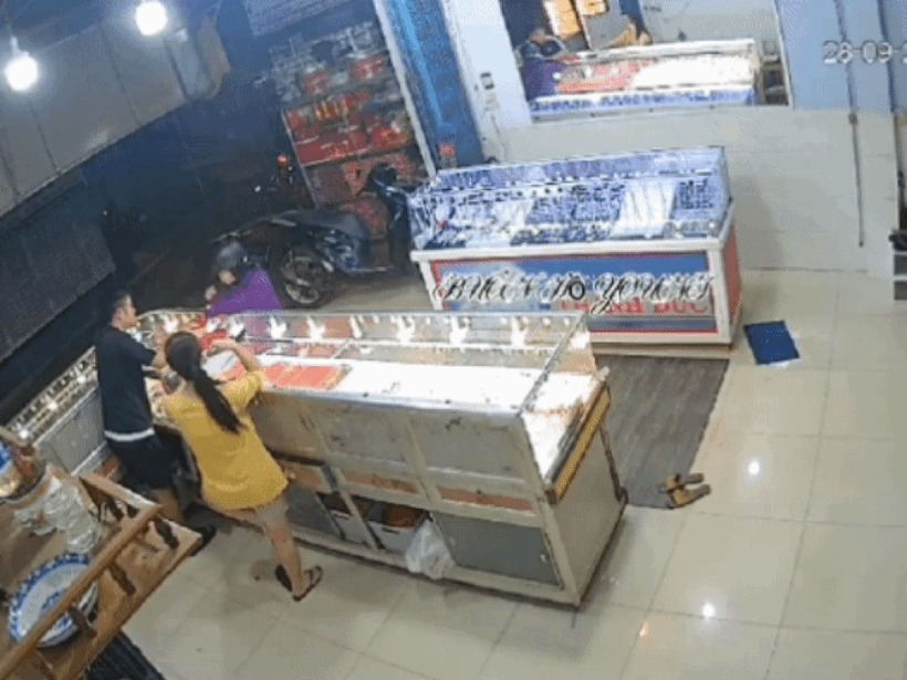 Camera ghi lại thời điểm các nghi phạm cướp tiệm vàng ở Đắk Lắk. Ảnh: Dân trí
