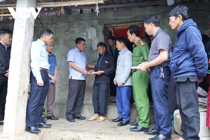 Lãnh đạo huyện Đồng Văn đến thăm hỏi, động viên gia đình gặp nạn. (Ảnh: VOV)
