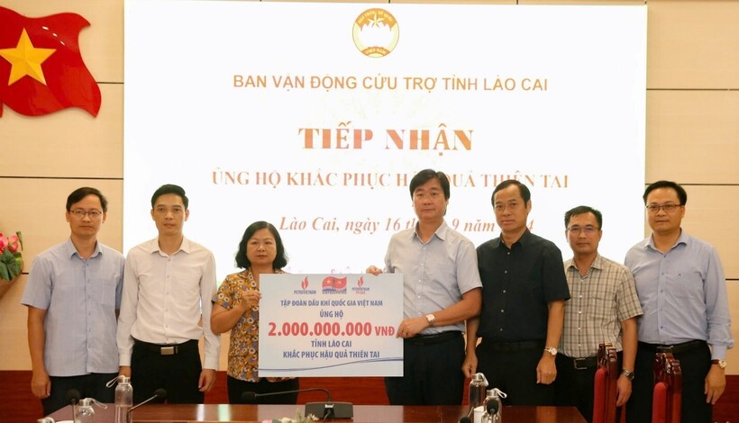 Đồng chí Trần Xuân Thành đại diện PV GAS đi cùng Công đoàn Dầu khí tặng quà cứu trợ tỉnh Lào Cai