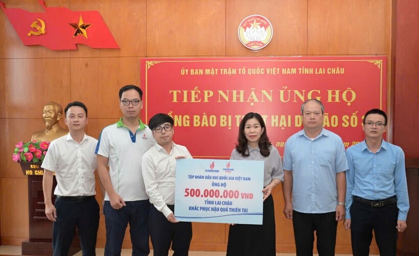 Đồng chí Lê Hoài Bắc đại diện PV GAS đi cùng Đoàn Thanh niên Petrovietnam tặng quà cứu trợ tỉnh Lai Châu