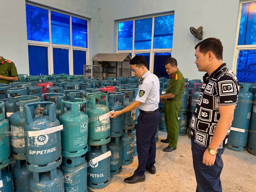 Lực lượng chức năng tiến hành kiểm tra cơ sở sang chiết gas trái phép. Ảnh: Tổng cục QLTT.