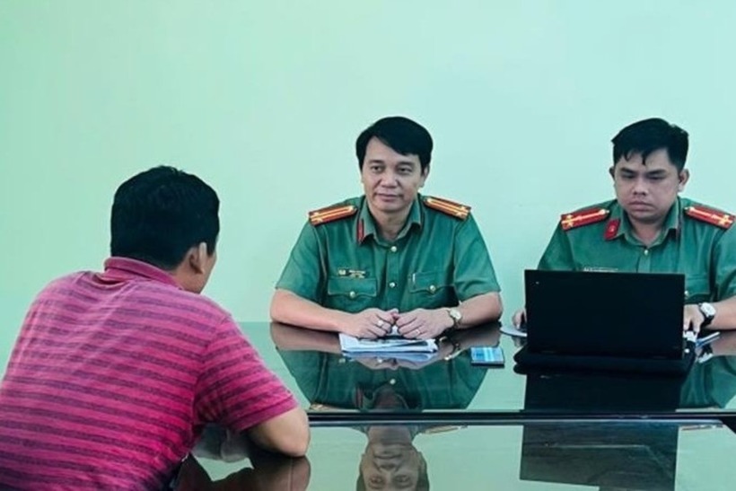 Công an huyện Trảng Bom làm việc với anh T. Ảnh: VietNamNet