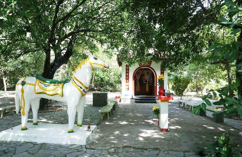 Miếu Cậu là ngôi miếu nhỏ thờ hoàng tử Cải, con trai của chúa Nguyễn Ánh.