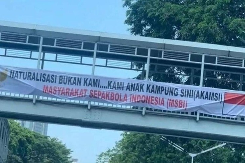 CĐV Indonesia giăng biểu ngữ phản đối chính sách nhập tịch. Ảnh: Makanbola