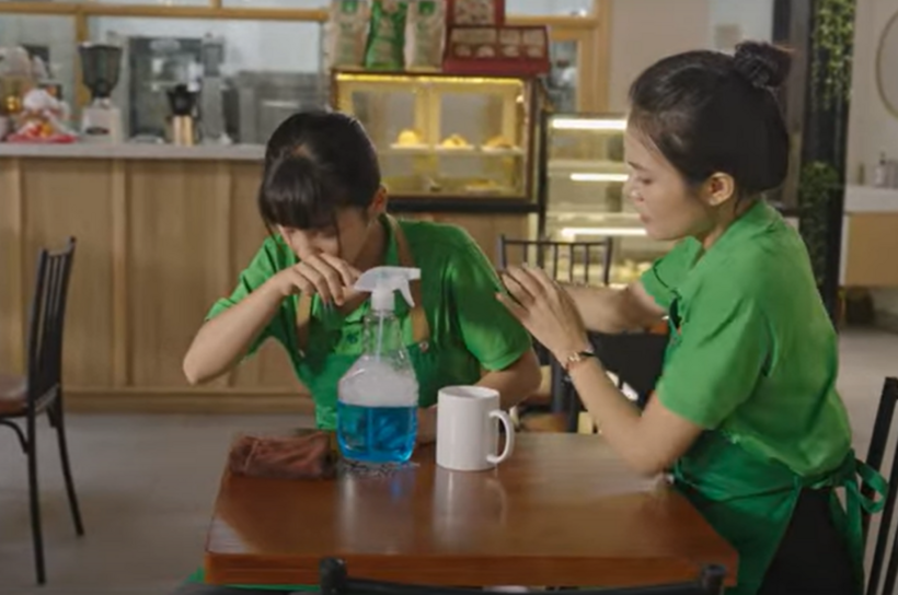 Pu bất ngờ nôn khan trong lúc đang làm việc ở quán cà phê.