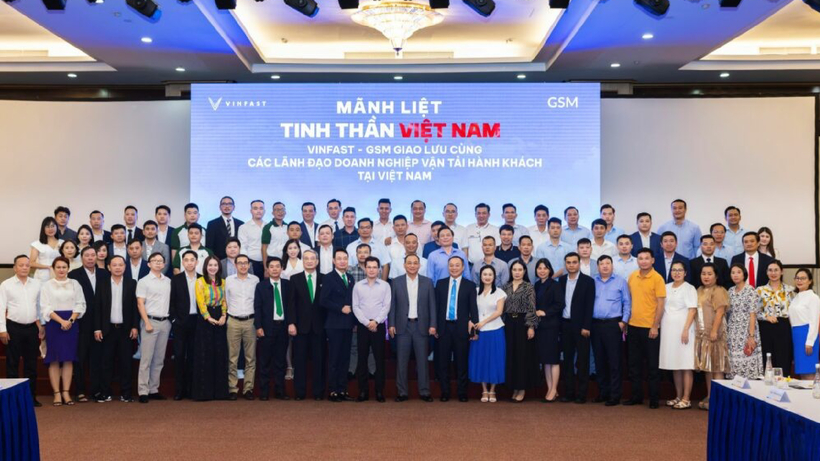 Đại diện Tập đoàn Vingroup, Công ty VinFast và Công ty GSM trong buổi gặp mặt với các lãnh đạo doanh nghiệp vận tải hành khách Việt Nam