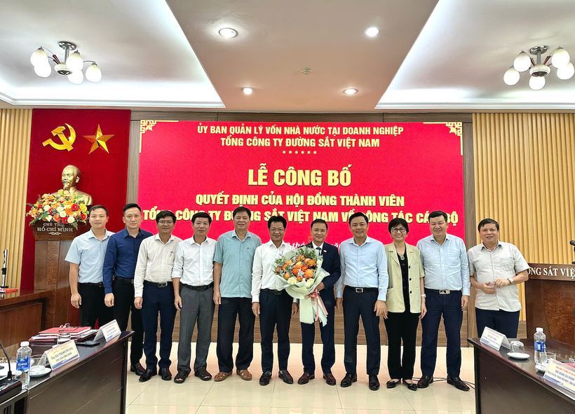 Chủ tịch HĐTV Tổng công ty ĐSVN Đặng Sỹ Mạnh tặng hoa chúc mừng tân Phó tổng giám đốc tổng công ty Nguyễn Chính Nam