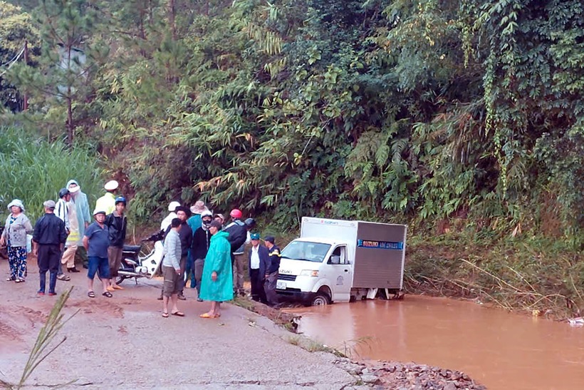 Người dân phát hiện ô tô tải trôi cách đó khoảng 10m. Ảnh: VietNamNet