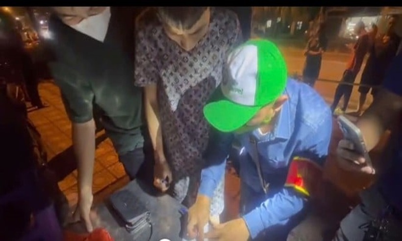 Tổ công tác đang kiểm tra, đấu tranh tại chỗ đối với lái xe.