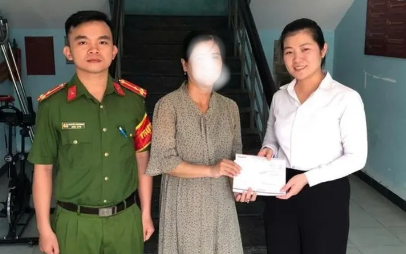 Chị T. (mặc áo trắng) vui mừng nhận lại 300 triệu sau khi chuyển khoản nhầm. Ảnh: VietNamNet