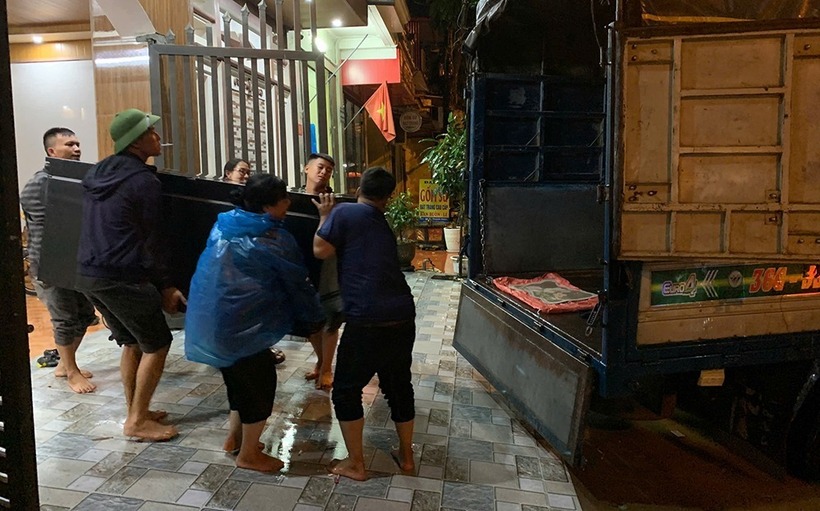 Nước sông Hồng dâng rất cao, người dân TP. Yên Bái chủ động di chuyển trong đêm - 3