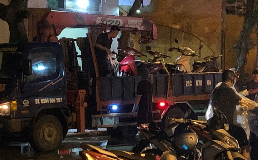 Hình ảnh người dân di chuyển đồ đạc "chạy lũ"