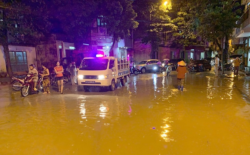 Nước sông Hồng tràn vào TP. Yên Bái