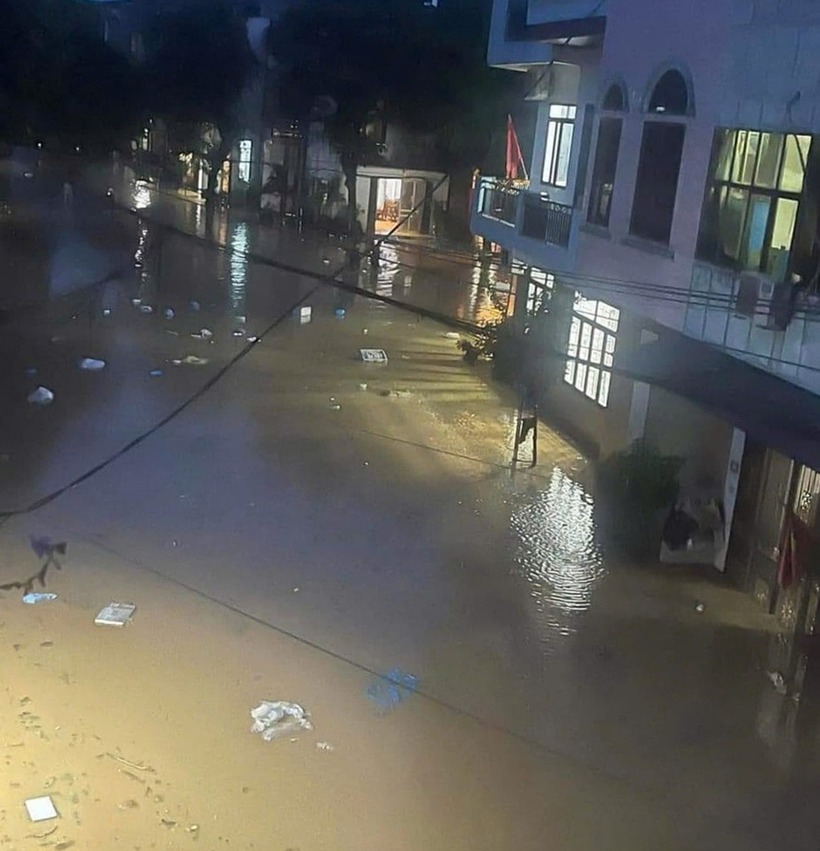 Nước lũ sông Hồng dâng cao