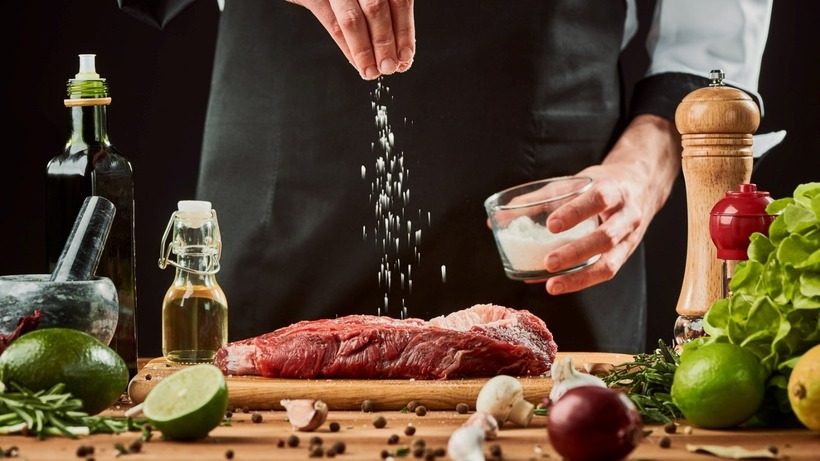 Các nghiên cứu đã chỉ ra rằng, ăn quá nhiều muối có thể làm tăng nguy cơ ung thư dạ dày.