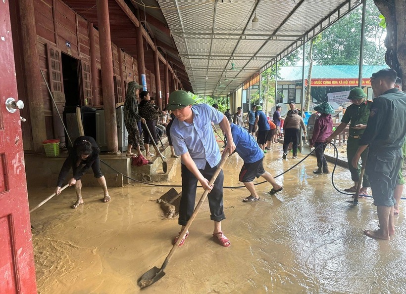 4 dãy nhà của trường PTDTBT Tiểu học Lượng Minh bị ảnh hưởng bởi bùn đất. Ảnh: VietNamnet