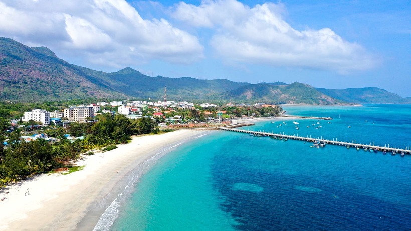 Côn Đảo, một hòn đảo xinh đẹp thuộc tỉnh Bà Rịa - Vũng Tàu, nổi tiếng với vẻ đẹp hoang sơ và lịch sử phong phú.