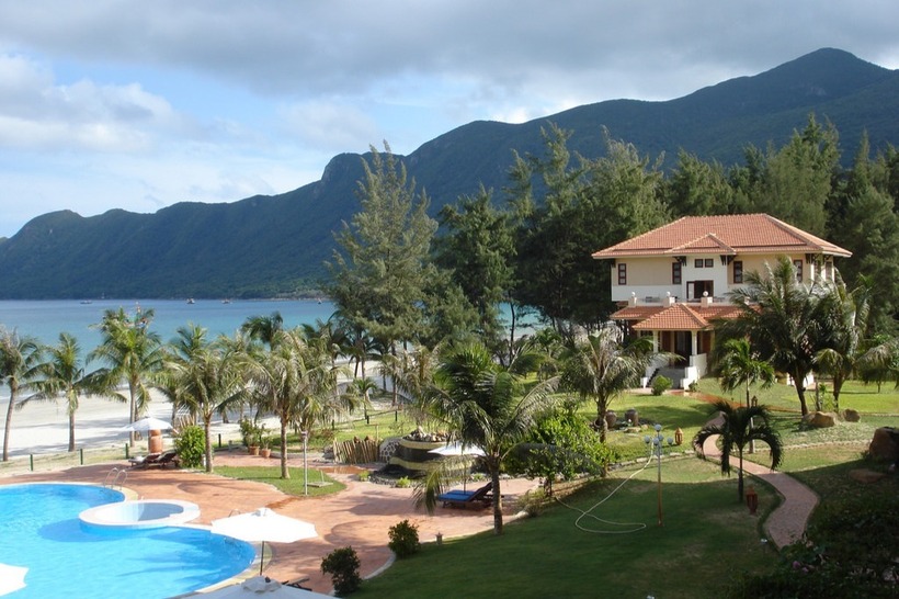 Sài Gòn Côn Đảo Resort nằm ngay sát bãi biển, được xây dựng từ các công trình kiến trúc cổ xưa thời Pháp.