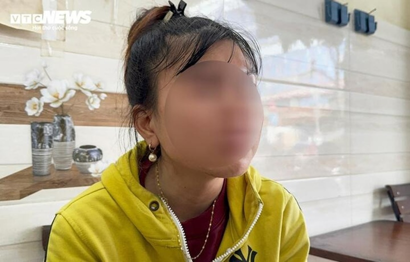 Trong bệnh viện chăm con, người mẹ cho biết cảm thấy ân hận và đau đớn khôn nguôi. Ảnh: VTC News.