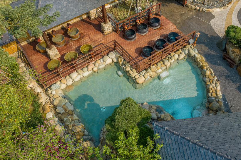 Tắm khoáng nóng là trải nghiệm hàng đầu được Lonely Planet gợi ý khi tới Hạ Long