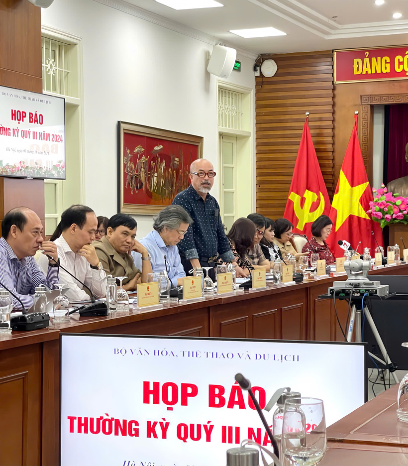 Ông Vi Kiến Thành, Cục trưởng Cục Điện ảnh trả lời tại buổi họp báo.