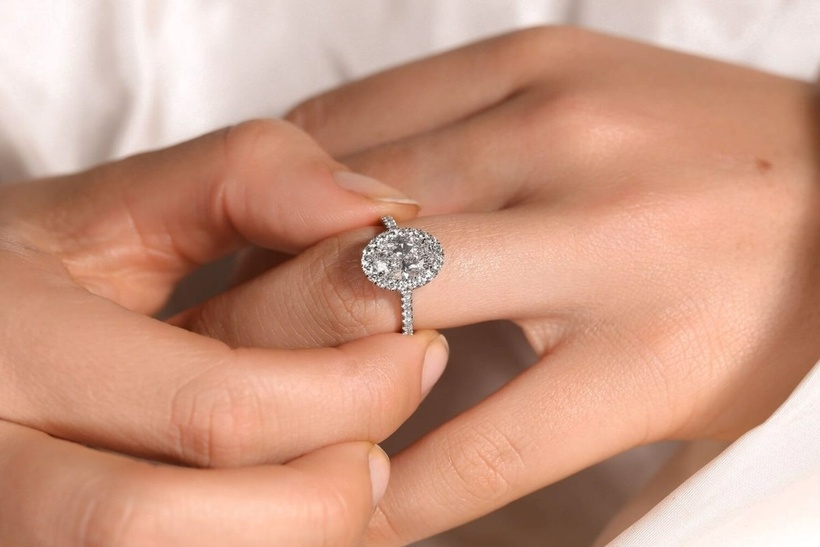 Đeo nhẫn cưới như một lời nhắc nhở về trách nhiệm vun vén hạnh phúc gia đình, cùng nhau vượt qua những thử thách trong cuộc sống hôn nhân. Ảnh minh họa