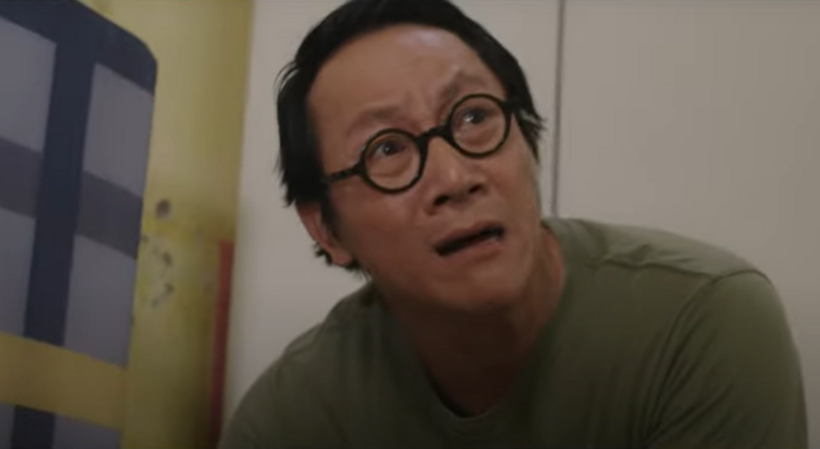 Ông Chiểu hốt hoảng và lo lắng khi thấy con trai cưng bỗng nhiên ngã vật ra.