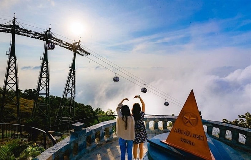 Núi Bà Đen được biết đến là địa điểm du lịch Tây Ninh nổi tiếng gần trung tâm thành phố.